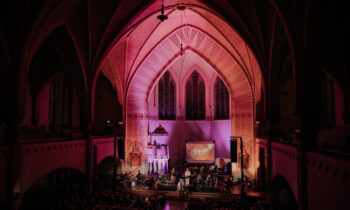 Pekka Simojoen lähes loppuunmyydyllä Häikäisevän kirkas -kiertueella laulettiin uutuuslevyn tahtiin