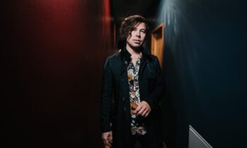 Valoa varjoihin: Tommi Kalenius julkaisee joulun tuoreen tunnelmanluojan