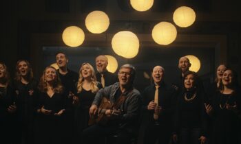 Glow Festivalin artistit julkaisivat uuden upean musiikkivideon ”Varjoista maan”