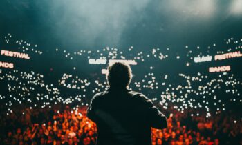 Suomen suurin iltanuotio kokoaa yhteen tuhansia rakkaiden muistojen äärelle – ”Tämä on meidän yhteinen hetki”